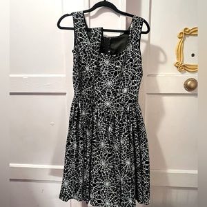 Laura Byrnes Pin Up Girl Clothing Spiderweb Swing dress with Belt - size Medium
